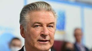 Alec Baldwin disparó un arma de utilería y deja un muerto y un herido en rodaje de “Rust” 