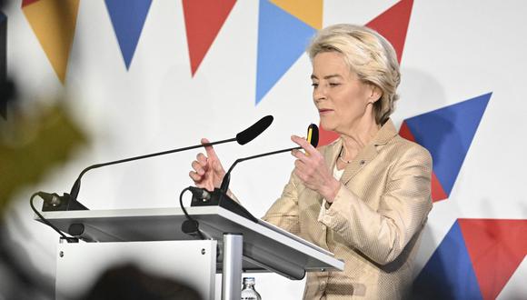La presidenta de la Comisión Europea, Ursula von der Leyen, da una conferencia de prensa luego de una cumbre informal de la Unión Europea (UE) en Praga, República Checa, el 7 de octubre de 2022. (Foto de Joe Klamar / AFP)