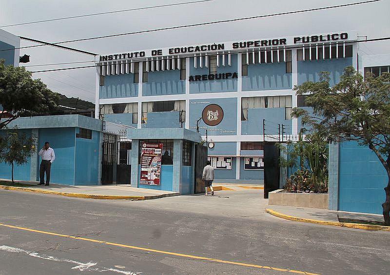 Docentes contratados de institutos sin vínculo laboral