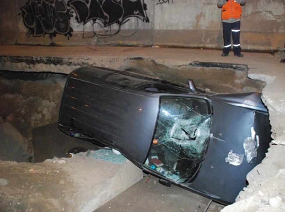 Auto cae a zanja en San Martín de Porres