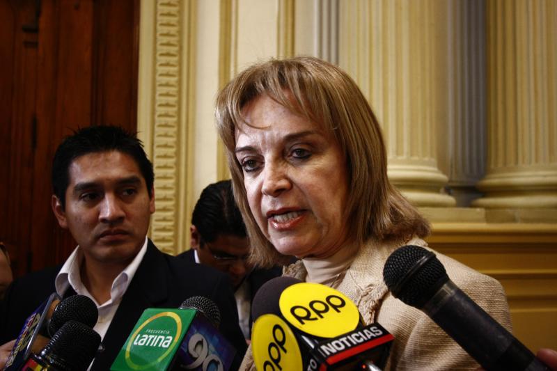 Bruce y Cuculiza: "Es anticonstitucional referéndum sobre unión civil gay y aborto"