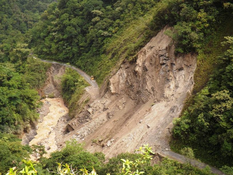 Pasco: Huaico bloquea vía en la Quebrada Honda en Pozuzo