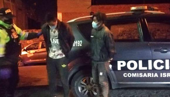 Arequipa: Atrapan a dos sujetos que fingieron ser pasajeros y asaltaron a taxista.