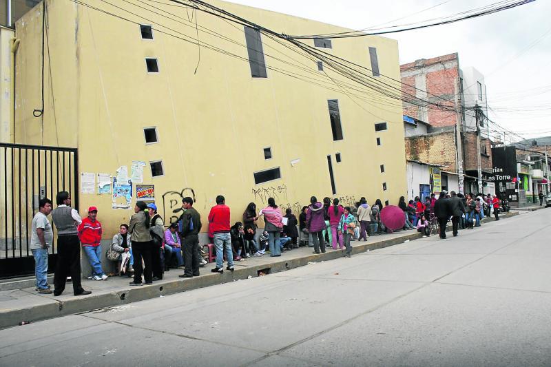 Padres hacen largas colas para conseguir una vacante