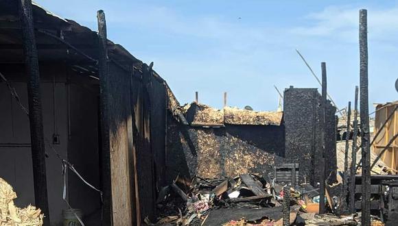Chincha: Incendio consume tres viviendas en el sector de Mina de Oro.