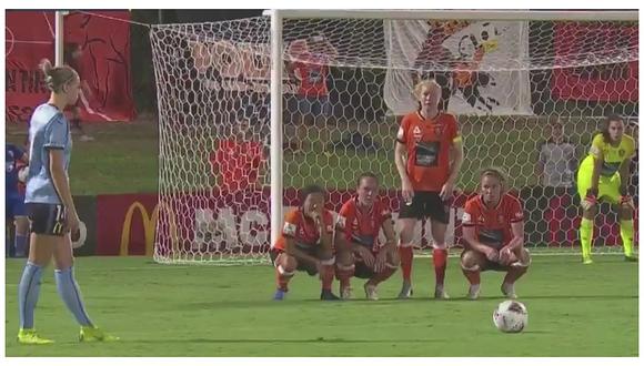 ​Táctica para evitar gol de tiro libre en el fútbol femenino se vuelve viral (VIDEO)