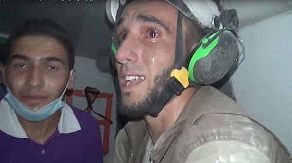​Siria: Conmovedor llanto de rescatista al salvar a bebé tras bombardeo en Alepo (VÍDEO)