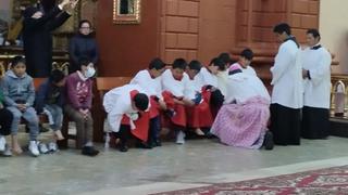 Obispo de Huancavelica lava los pies a doce niños