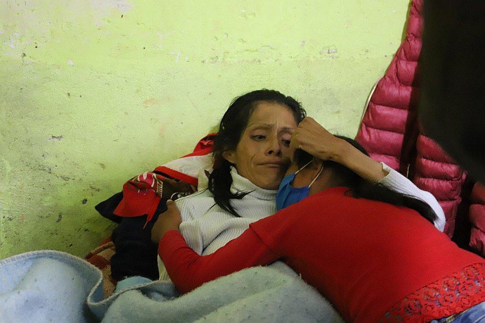 Todos los días, la menor cuida de Luzbel Taipe Mozo, su joven madre de 27 años de edad, quien yace postrada en una cama del humilde cuarto que alquilan en el jirón Puno.