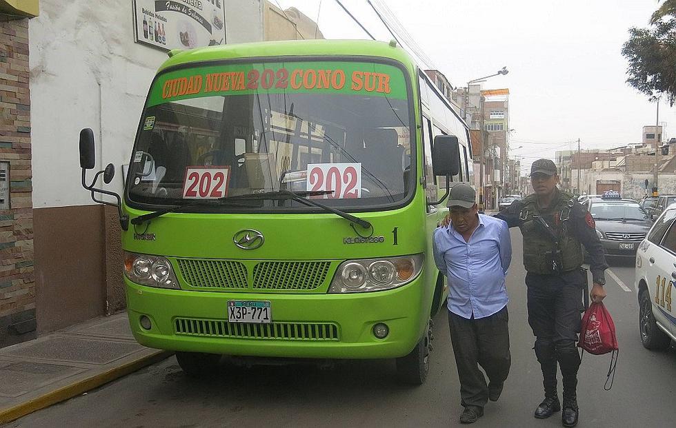 Bus de ruta 202 arrolla a mujer en una intersección de vías con semáforo 