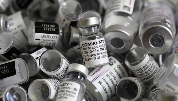 El exministro de Salud Óscar Ugarte considera excesivo que se autorice a descartar hasta un 70% de la vacuna de un frasco multidosis. (Foto referencial archivo: AP / Matthias Schrader).