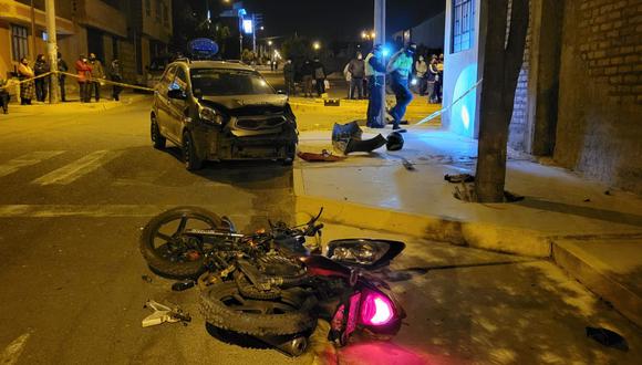 Mujer iba a bordo de una motocicleta que se estrelló frontalmente contra un auto en el sector de Zamácola. (Foto: Difusión)