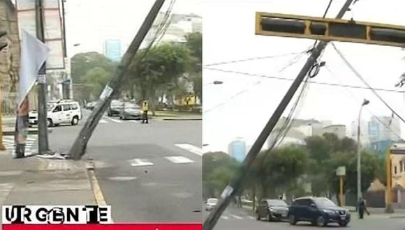 Poste está a punto de caer y amenaza con caer encima de alguien en Cercado de Lima (VIDEO)