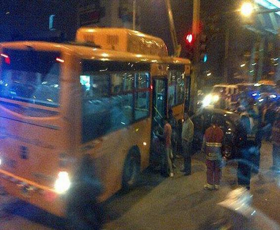 VIDEO / Choque de auto con bus del Metropolitano dejó varios heridos