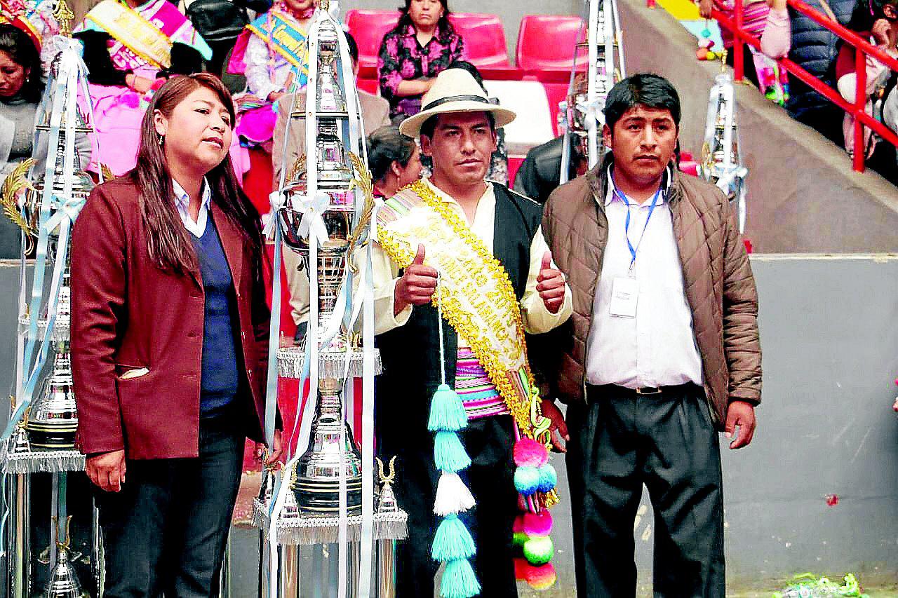 Tarkas, pinquillos y bombos retumban en Coliseo de Puno