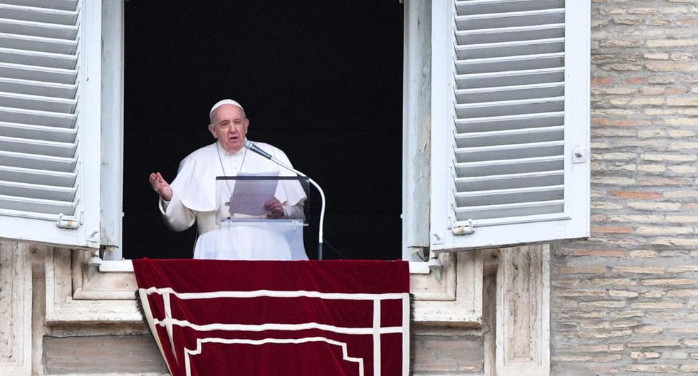 El Papa Francisco habla desde la ventana del palacio apostólico con vista a la Plaza de San Pedro, durante la oración semanal del Ángelus seguida de la recitación del Regina Coeli el 16 de mayo de 2021. (Foto de Tiziana FABI / AFP).