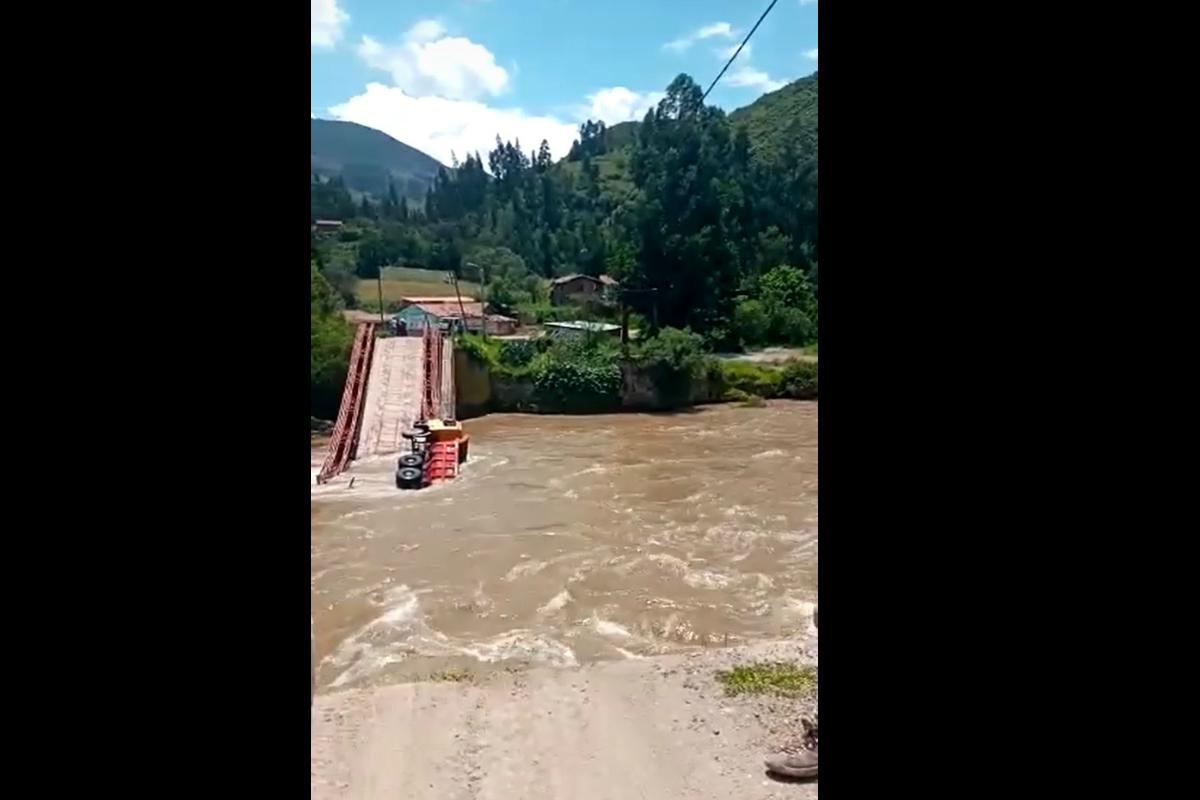 A un lado de la plataforma colapsada se observa un camión volquete, que habría pasado por el puente al momento de la emergencia. El hecho se registró en Pillpinto (Cusco).