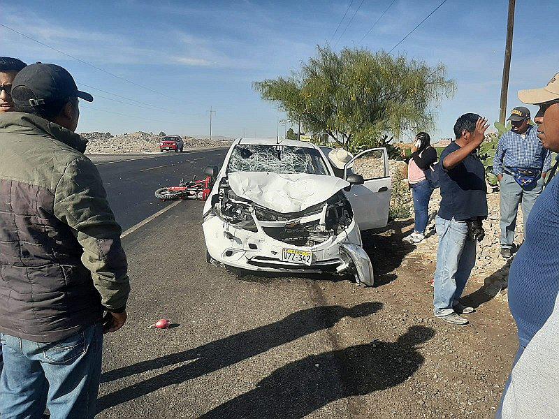 Choque entre moto y camioneta deja dos heridos graves en Majes
