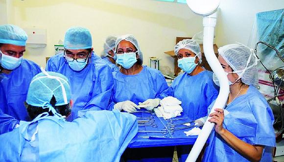 Médicos de Essalud son capacitados en cirugía de transplante renal