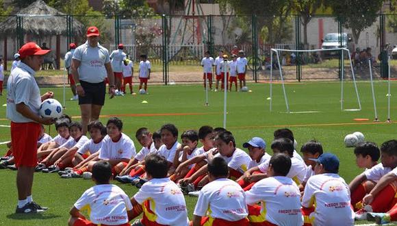 Freddy Ternero enseñará fútbol a niños de SMP