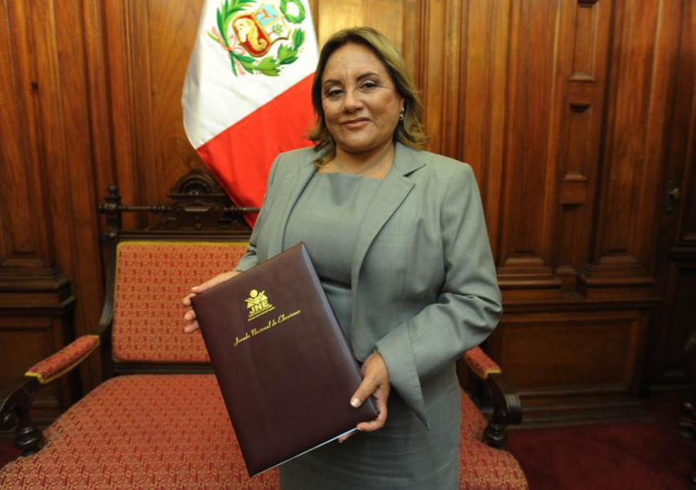 Carmen Rosa Núñez entregó suscredencial para reemplazar a Michael Urtecho