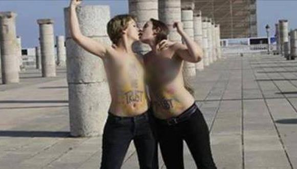 Pareja de lesbianas expulsadas de Marruecos tras besarse en topless