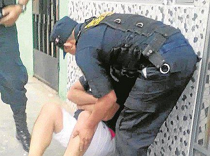 Serenos auxilian a un hombre que fue “pepeado”