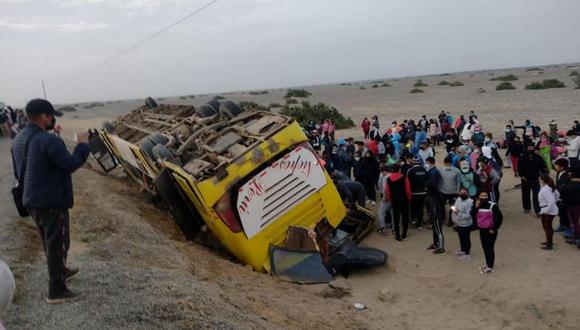 Dos muertos y varios heridos dejó el despiste y volcadura de un bus esta madrugada. Foto: Andina