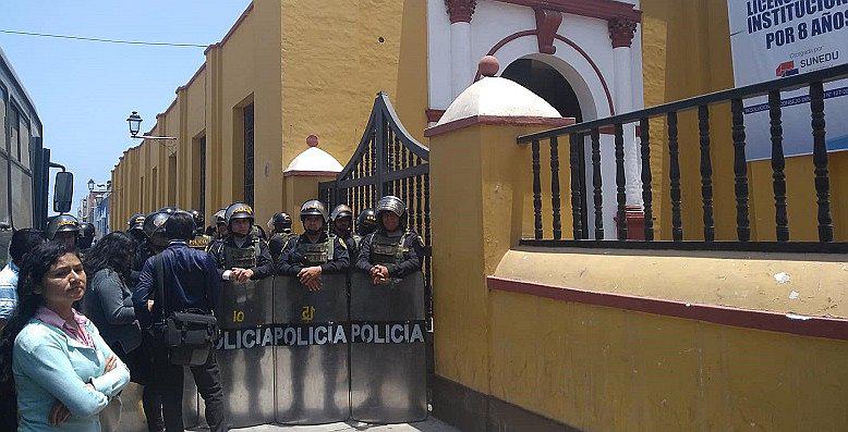 Alumnos de Mecatrónica de la UNT son retenidos en el rectorado