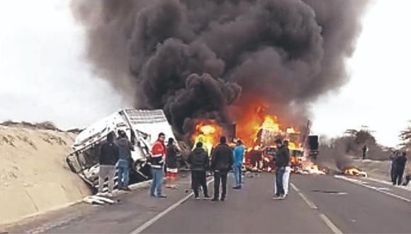 Dos tráileres y una cámara frigorífica colisionaron violentamente y ardieron en llamas en la carretera Panamericana, en la vía Piura a Chiclayo. Cinco resultaron heridos.