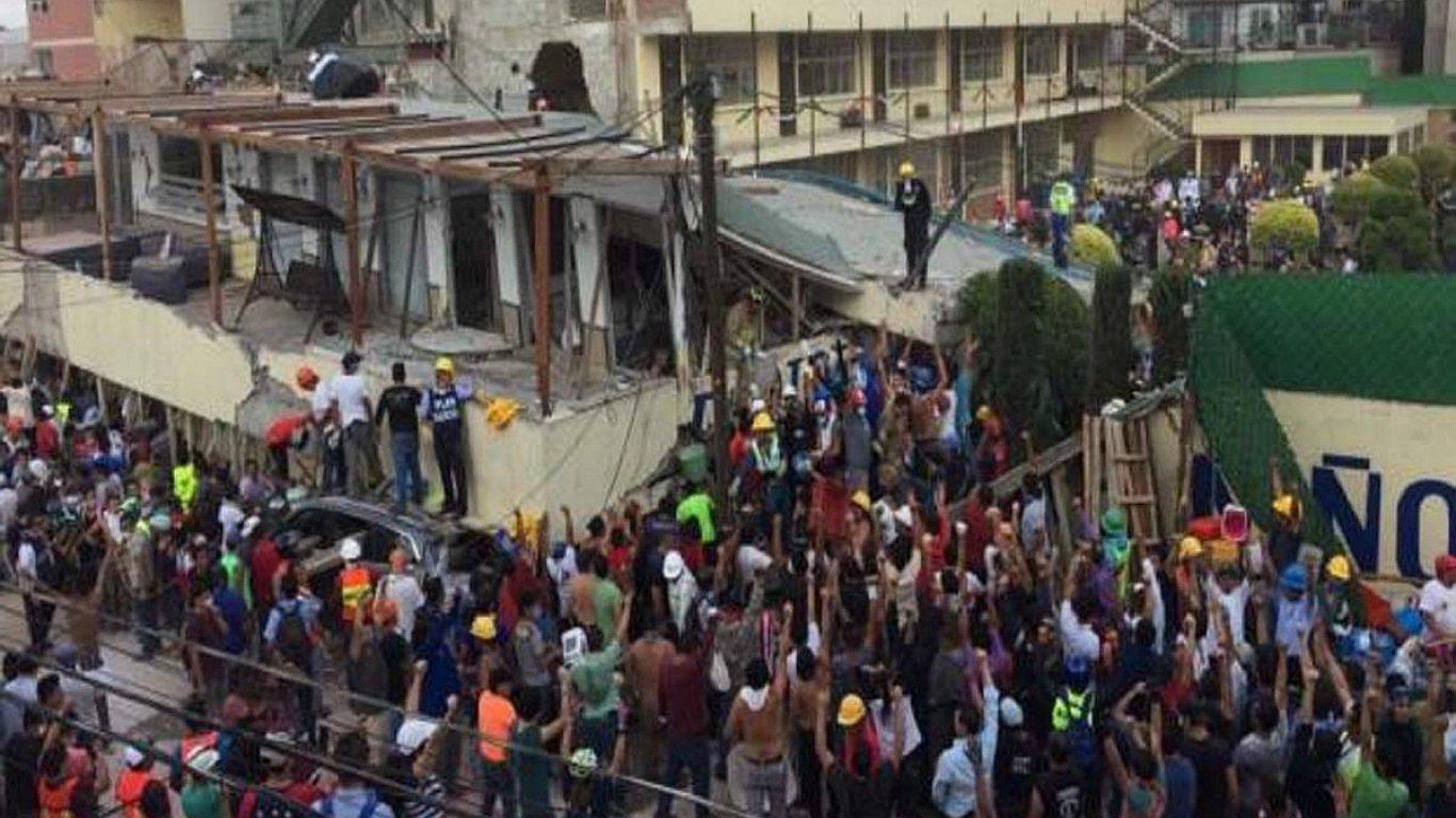 Niña atrapada tras terremoto está refugiada debajo de una mesa de granito EN VIVO
