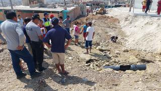 Rotura de tubería inunda viviendas en Túpac Amaru en Pisco