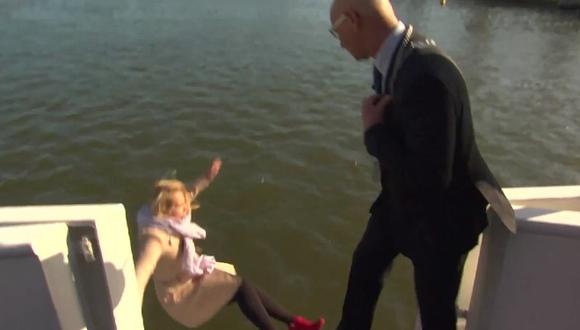 Periodista holandesa se cae al agua en plena entrevista (VIDEO)