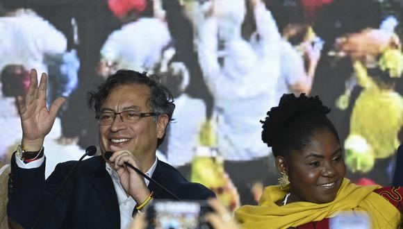 El candidato presidencial colombiano por la coalición Pacto Histórico Gustavo Petro (L) y su compañera de fórmula Francia Márquez (R), celebran en la sede del partido, en Bogotá el 29 de mayo de 2022. (Foto por YURI CORTEZ / AFP)
