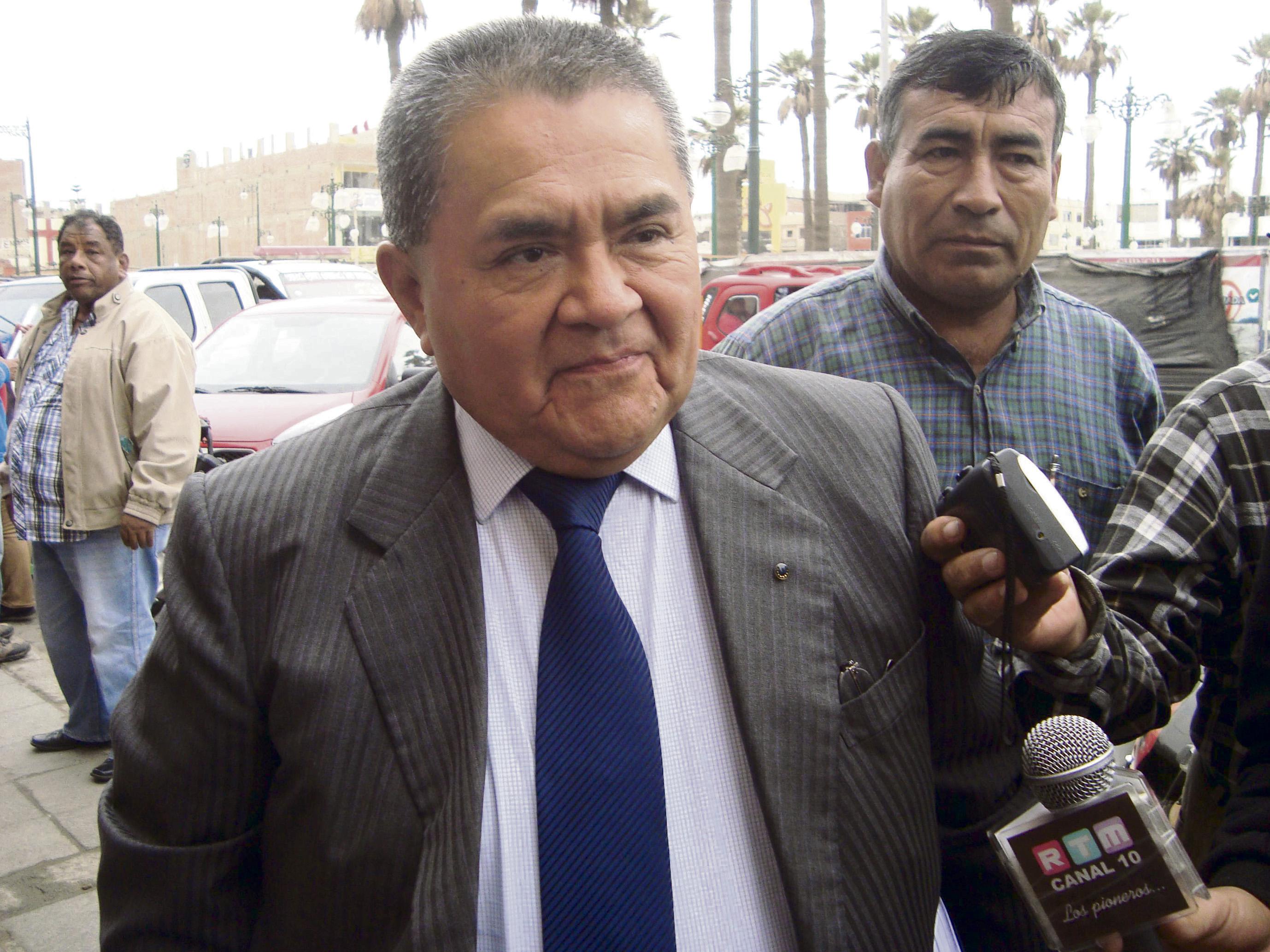 Acusan a Julio Guzmán de haber favorecido a Cañete