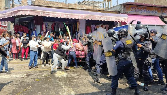 Ambulantes y serenos se enfrentan en exteriores del exMayorista de Trujillo