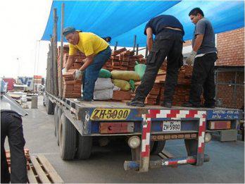 Incautan rollos de tela y cierres de contrabando
