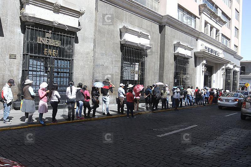 Largas colas se forman fuera del Reniec para renovar DNI