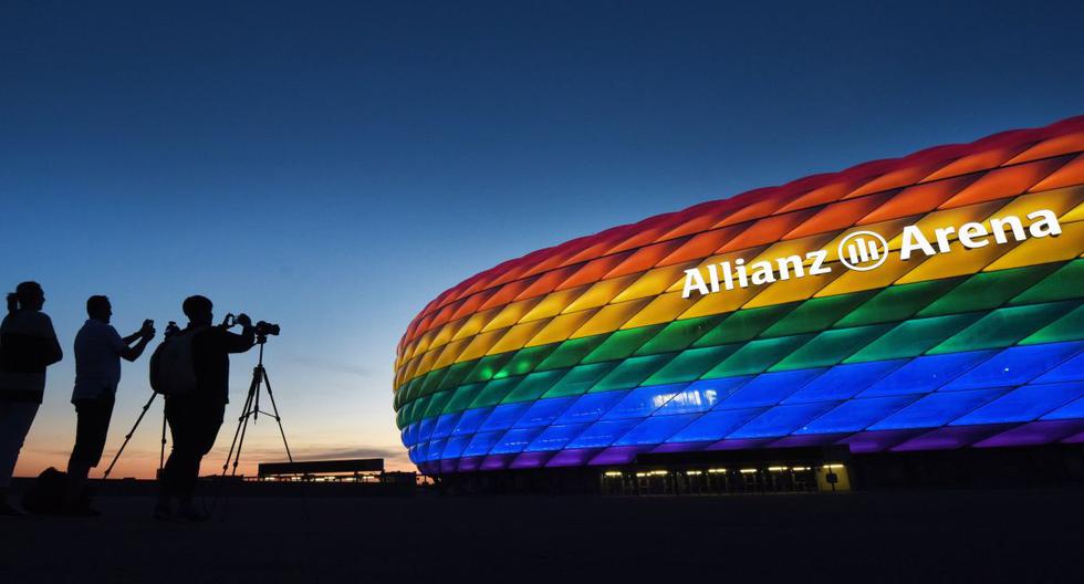 La fachada del emblemático estadio 'Allianz Arena' se ilumina con los colores del arcoíris del movimiento LGBT (Lebian, Gay, Bisexual and Transgender) en Múnich, Alemania, el 9 de julio de 2016 (reeditado el 2 de junio de 2021). (EFE/EPA/TOBIAS HASE).