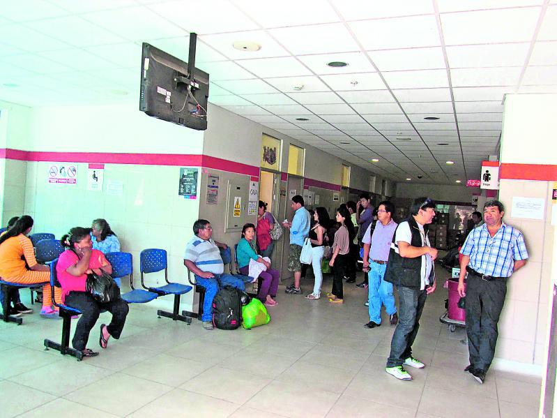 Obrero muere al caer a buzón desde altura de 6 metros