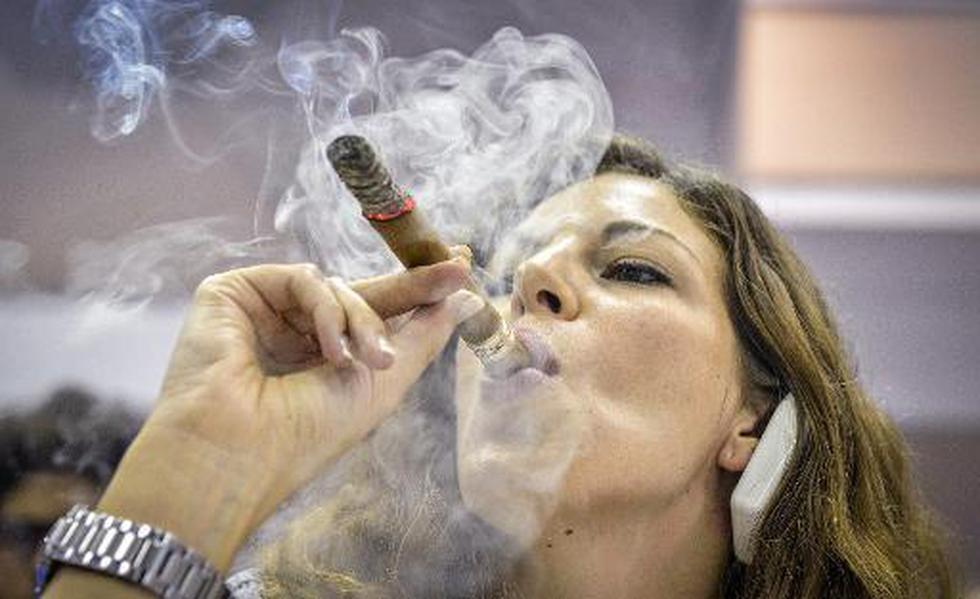 Unos 200 fumadores de habanos participaron en concurso de cenizas más largas