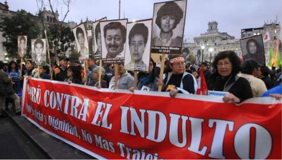 Manifestantes y PNP se enfrentaron en marcha contra indulto a Alberto Fujimori (VIDEO)