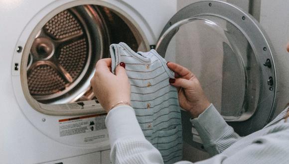 Hay unos trucos caseros para eliminar el olor a humedad de la ropa de forma rápida. (Foto: Pexels)