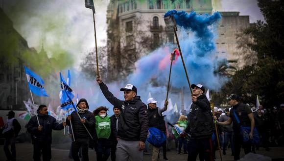 Miles de afiliados a la Confederación General del Trabajo (CGT) marchan hoy contra los altos costos de vida y las políticas de ajuste económico, en Buenos Aires (Argentina).  (Foto: EFE/Juan Ignacio Roncoroni)