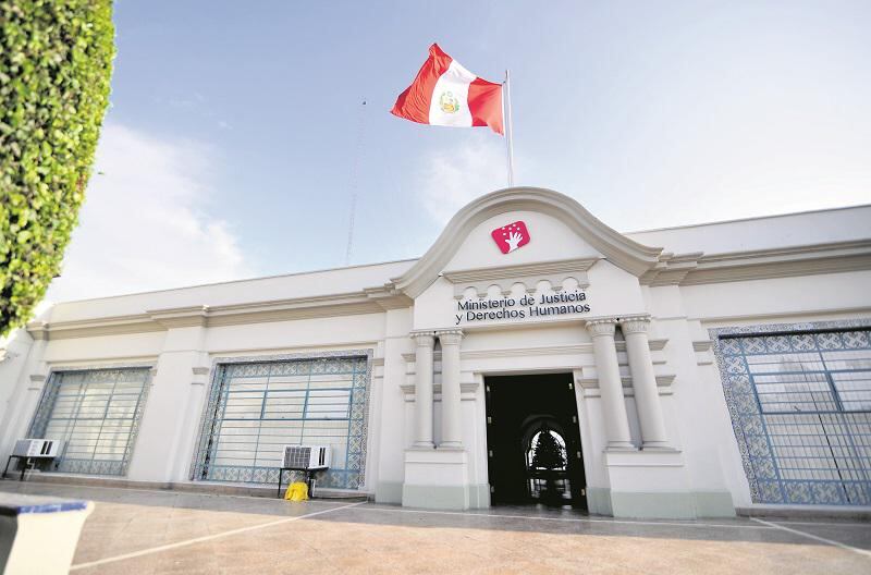 Denuncian millonarios gastos en ministerios