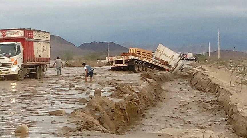 Cuatro personas quedan heridas al accidentarse en su auto por la caída de un huaico