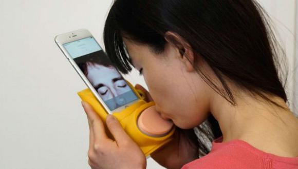 Conoce el Kissenger: El aparato que permite dar besos por celular