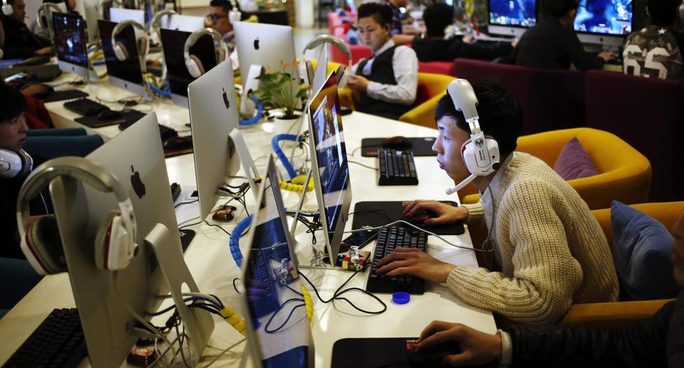 Imagen referencial. Un joven utiliza un ordenador en un cibercafé en Beijing (China). (EFE/How Hwee Young).