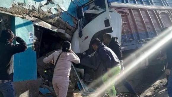 Camión en el que iba chocó contra restaurante a la altura del sector Loma del Viento.