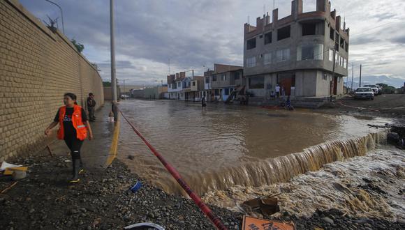 Las aguas de la inundación corren por una calle en Moche, departamento de La Libertad, al norte de Perú, el 13 de marzo de 2023  (Foto de Arturo GUTARRA / AFP)
